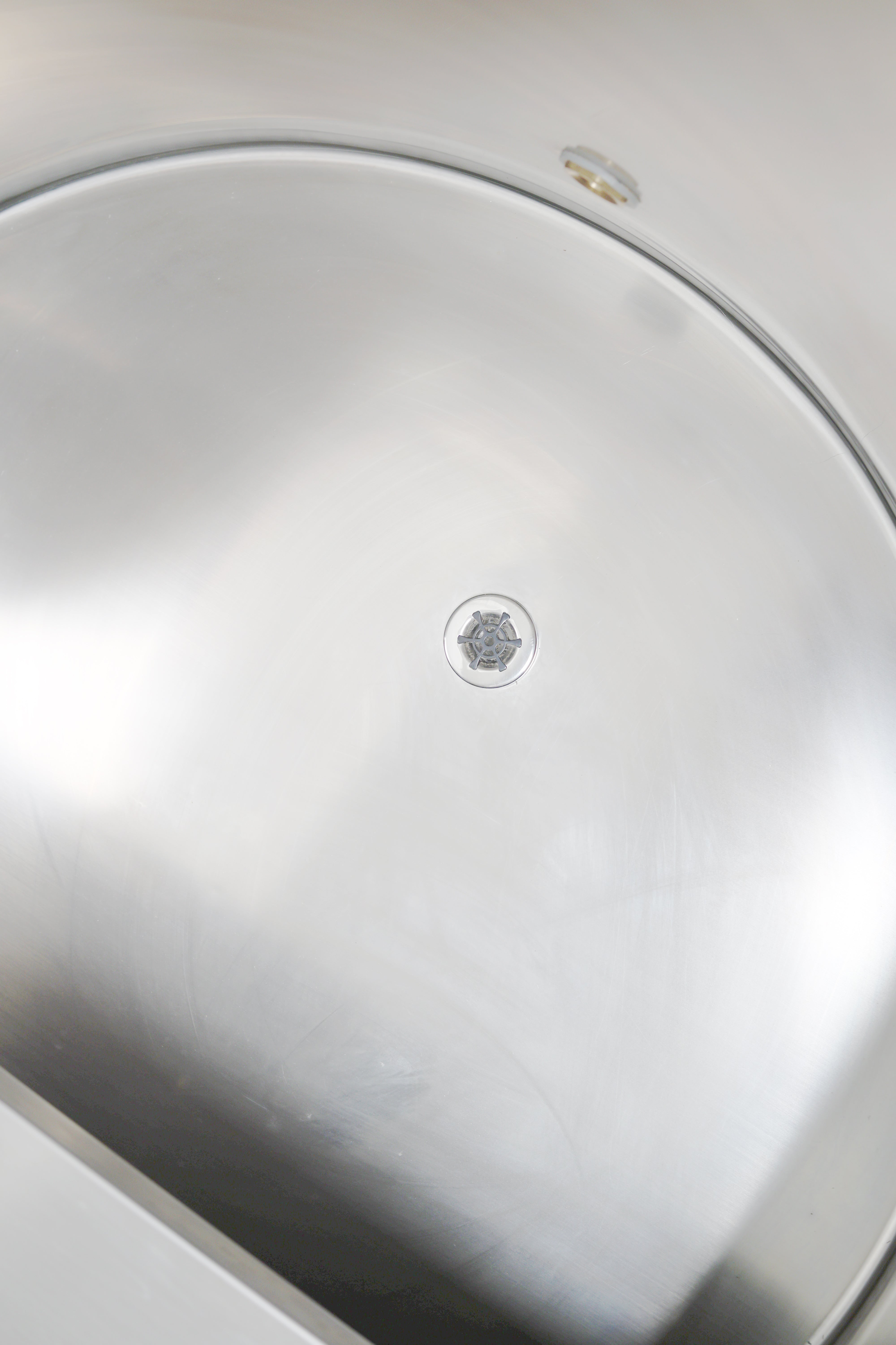 Okrogla hladna kad z ohlajevalnikom